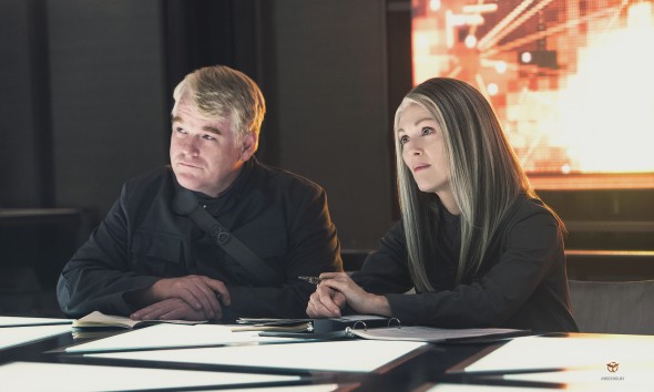 the-hunger-games-mockingjay-part-1-philip-seymour-hoffman-julianne-moore